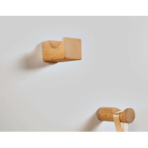 Hettich Wandhaken aus unbehandeltem Buchenholz an weißer Wand. Modernes, reduziertes Design für Garderobe.