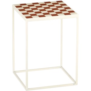 Tavolino Mica Bologna: struttura in ferro bianco antico, piano a scacchiera rosso-bianco.