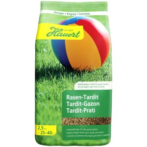 Confezione di fertilizzante a lenta cessione per prato Hauert Rasen-Tardit 2,5 kg con prato e palla sullo sfondo.