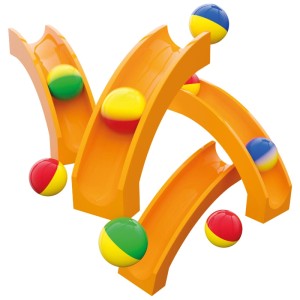 Extension de toboggan pour circuit de billes Hubelino avec des billes colorées sur des pistes orange.