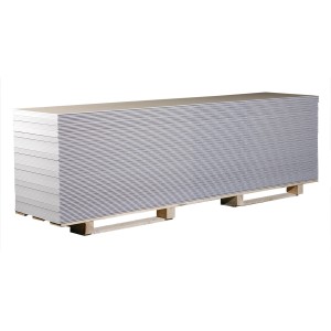 Pila di pannelli in cartongesso 9,5 mm x 600 mm x 2.000 mm su pallet per interni.