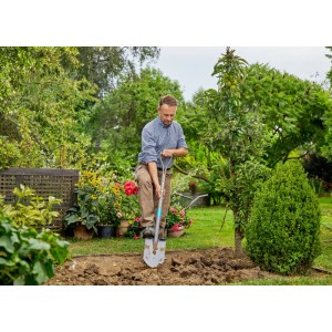 Homme utilisant une bêche pointue Gardena NatureLine avec poignée en D en frêne dans le jardin pour creuser.