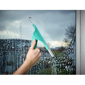 Leifheit Window Slider M tergivetro in azione durante la pulizia.