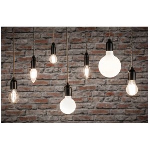 Verschiedene Paulmann E14 LED-Leuchtmittel, Tropfenform, warmweiß, vor Backsteinwand.