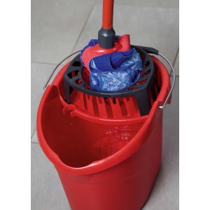 Seau rouge Vileda SuperMocio avec PowerPress et balai à franges dans l'essoreuse.