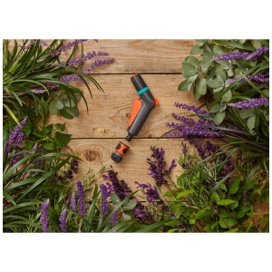 Set di spruzzatori per pulizia Gardena Classic, 2 pezzi, su legno con piante. Spruzzatore da giardino con arresto dell'acqua.