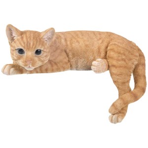 Liegende rotbraune Katze Ginger von Vivid Arts als Gartendeko.
