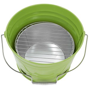 Barbecue seau vert avec grille, barbecue à charbon portable.