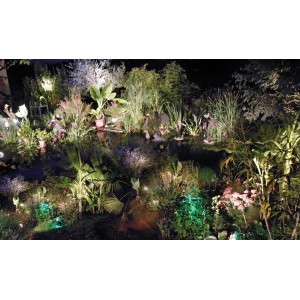Laghetto da giardino illuminato con cavo Easy Connect per sistemi di illuminazione esterna.