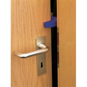 Fermaporta in schiuma a forma di U, blu, fissato a una porta di legno.