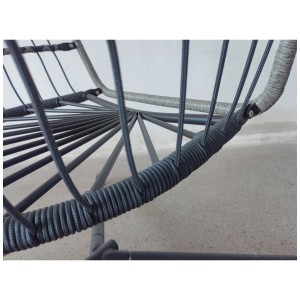 Gros plan : Fauteuil suspendu Acamp Bikini, structure en acier gris avec assise tressée. Mobilier de jardin.