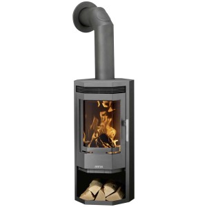 Justus Kaminofen Usedom 5 aus Stahl mit Holzfach und brennendem Feuer.