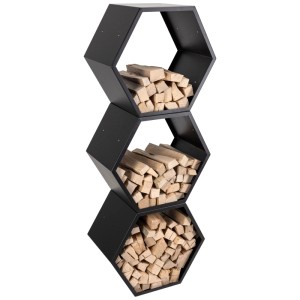 Range-bûches Nouvel Honeycomb noir en métal avec trois compartiments hexagonaux remplis de bois.