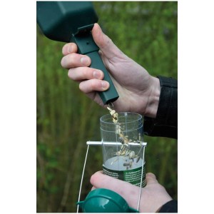 Remplissage facile : Pelle à nourriture avec fonction entonnoir en utilisation.