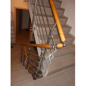 Embout en acier inoxydable V2A (Ø 52 mm) sur une main courante en bois d'une rampe d'escalier.