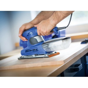 Ponceuse excentrique LUX bleue ponçant une surface en bois. Abrasif pour travaux de précision.