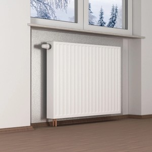Pièce avec radiateur et papier peint isolant EPS revêtu d'aluminium installé pour l'isolation de l'espace de vie.