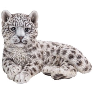 Liegender Schnee-Leopard von Vivid Arts, Gartendeko mit Fellmuster, 18,2x26,5x20,8 cm.