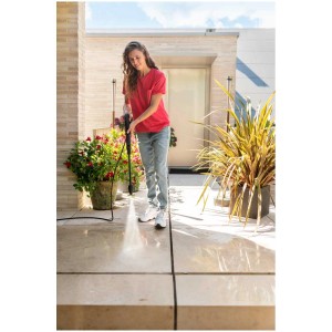 Femme nettoyant terrasse avec nettoyeur haute pression Kärcher K 2 Premium.