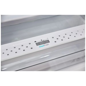 Detailaufnahme: AdaptiFresh-Funktion im Sharp Einbau-Kühlschrank zur Feuchtigkeitsregulierung.