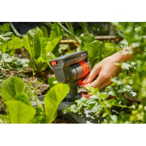 Arroseur rectangulaire Gardena AquaZoom Compact utilisé pour l'irrigation du jardin.