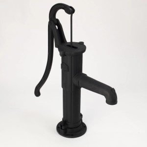 Pompe à main noire en fonte, idéale comme décoration de jardin ou pour l'extraction d'eau.