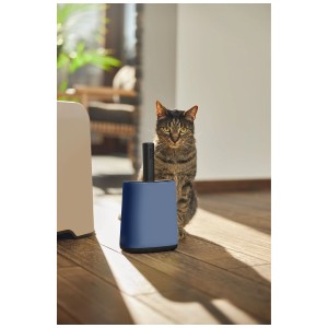 Pelle à litière pour chat Rotho Biala gris-bleu avec support et chat en arrière-plan.