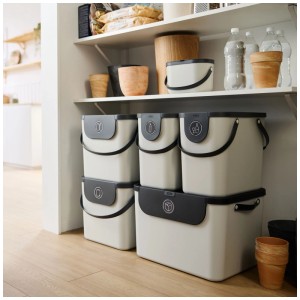 Rotho Albula Recycling-Müllsystem, 55L, Mistletoe White, stapelbar mit Symbolen zur Mülltrennung.