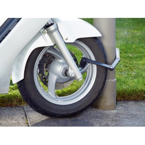 Image d'un scooter fixé à un poteau avec un antivol pliant OBI.