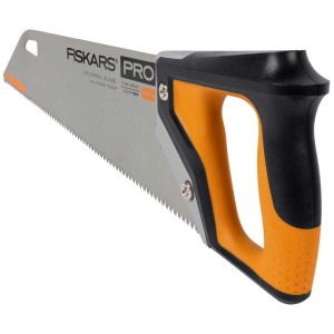 Scie à main universelle Fiskars Pro Power Tooth, lame de 38 cm avec manche orange et noir.
