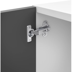 Charnière Hettich Mini, recouvrant, 15-25 mm, sur une porte de meuble grise et blanche.