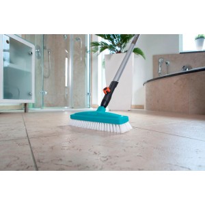 Scrubber Gardena combisystem con manico in bagno, ideale per pulire piastrelle e fughe.