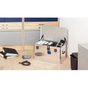 Boîte en aluminium LUX ouverte (70 l) avec contenu, idéale pour le stockage et le transport.