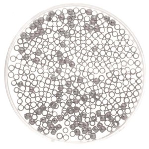 Silberne Glorex Quetschperlen, 2 mm, 40 Stück, für Schmuckbasteln.