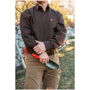 Uomo che tiene la paletta da trapianto Felco 401. Utensile da giardino con manico rosso e lama in acciaio.