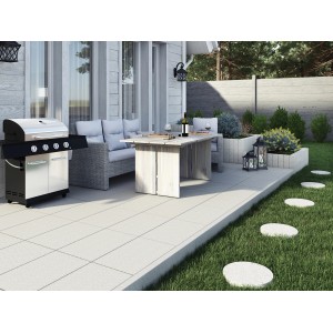 Lastre per terrazza in pietra naturale Sino Grey 60x40 cm posate su terrazza con mobili e grill.