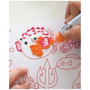 Kind malt mit orangefarbenem Stift aus dem Kreul Fensterfarben-Set ein Unterwassermotiv.