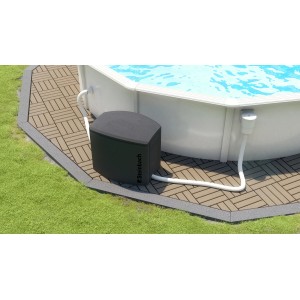 Coffre technique Steinbach Pool à côté de la piscine, boîtier noir pour la technologie de piscine dans le jardin.