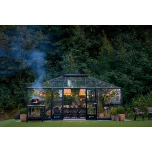 Serra Juliana Grand Oase 25 in nero-antracite con tavolo da pranzo e forno per pizza in giardino.