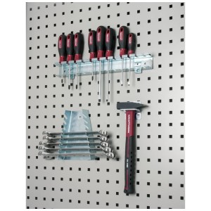 Pannello forato Kraftwerk Mobilio con utensili: cacciaviti, martello e chiavi inglesi.