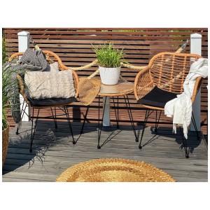Set bistro Beliani Tropea II: set di mobili da balcone a 3 pezzi con sedie in rattan, tavolo e cuscini.