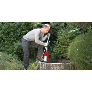 Pompe immergée Einhell GC-DW 900 N en utilisation dans un puits. Pompe électrique avec boîtier en acier inoxydable.