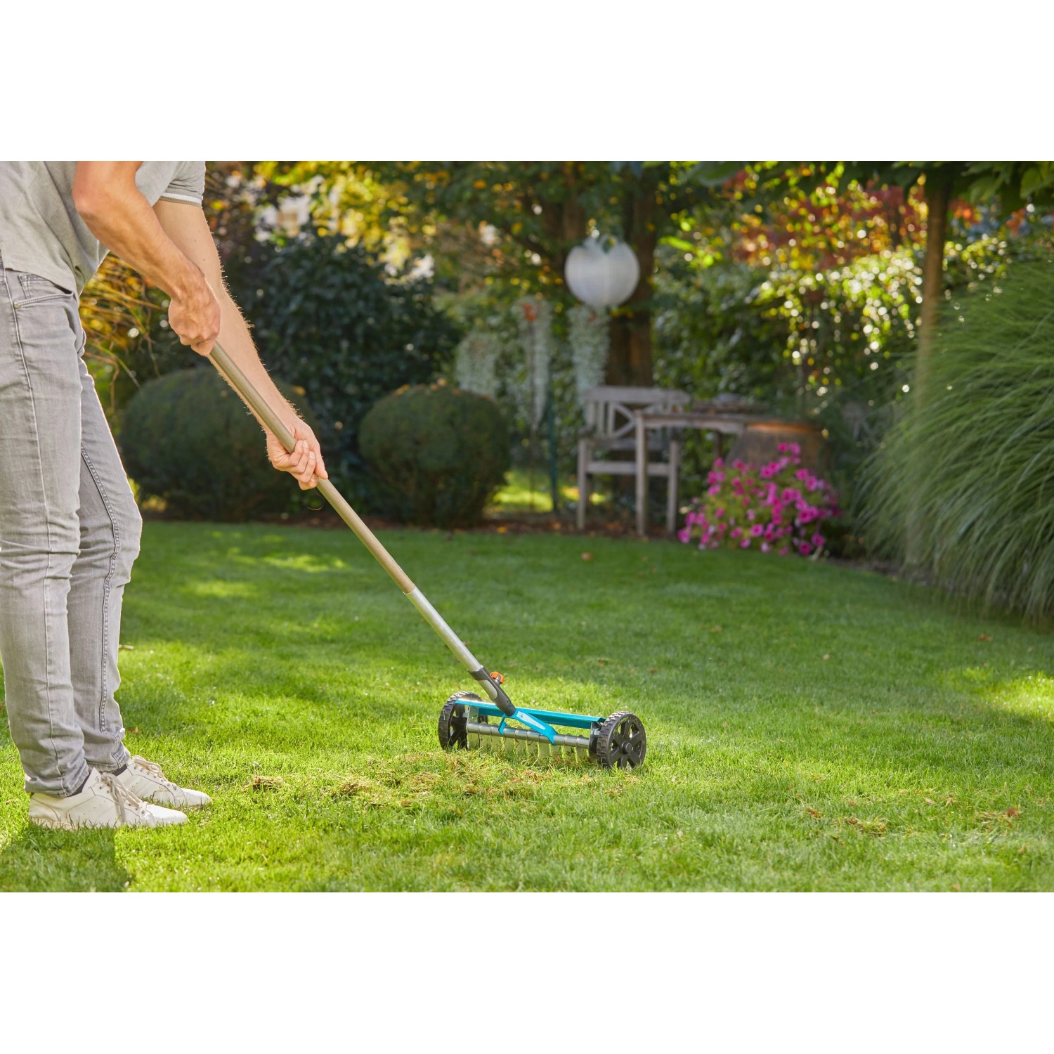 Gardena AquaZoom Compact 18708-32 Irrigatore Quadrato Regolabile – Portata 3-18m, Larghezza 3-12m, Ideale Per Aiuole Fino A 216mq, Blu