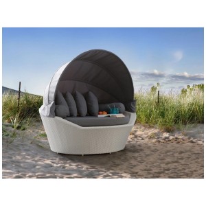 Isola prendisole Beliani Sylt bianca in polyrattan con baldacchino e cuscini grigi sulla sabbia.