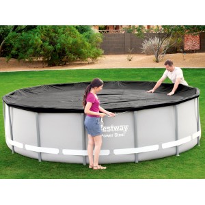 Bâche de piscine Bestway Flowclear (Ø 427 cm) en PVC noir fixée à une piscine par deux personnes.