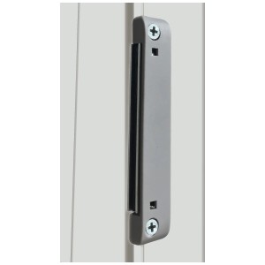 Loquet de porte-fenêtre gris pour usage universel, monté sur une porte blanche.