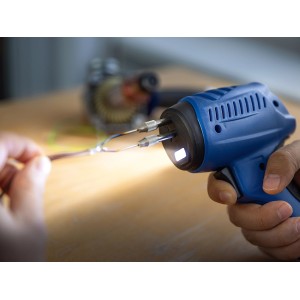 Set pistolet à souder LUX-TOOLS 100 W en action : Soudure de câbles avec éclairage LED.