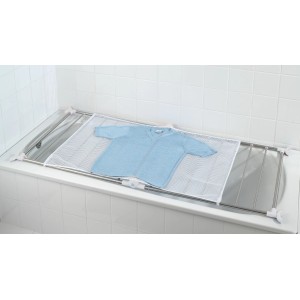Stendibiancheria da vasca Wenko Profi in acciaio inox con maglietta blu su stendino sopra una vasca bianca.