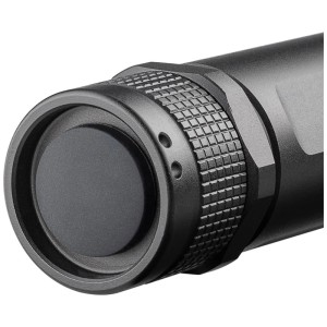 Gros plan : Lampe torche LED Goobay High Bright 300 noire en aluminium, focus sur l'interrupteur.