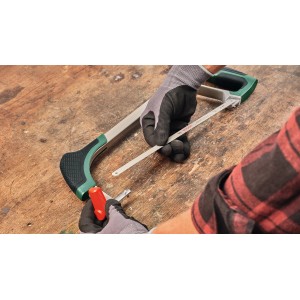 Seghetto alternativo Bosch 300 mm in azione: artigiano stringe la lama. Ideale per metallo, legno e plastica.